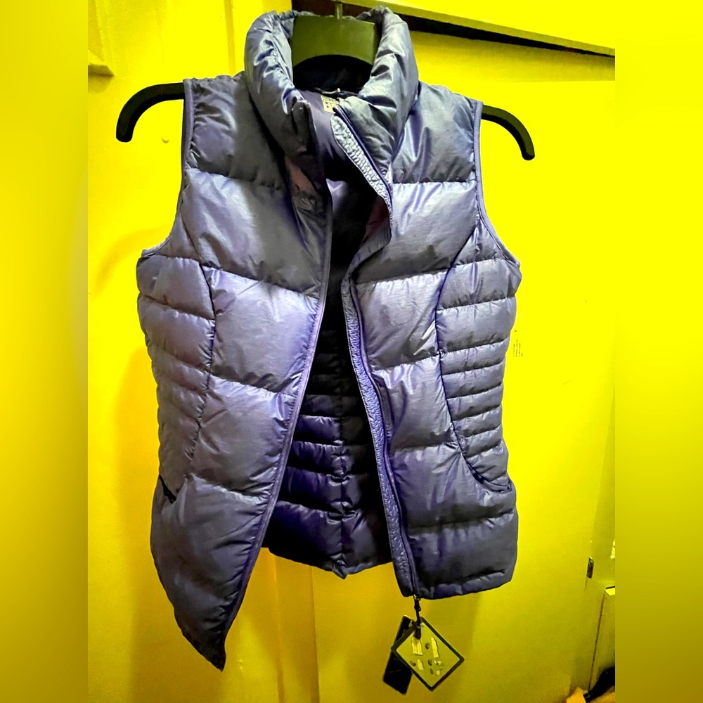 Women’s Purple new vest size medium, and has bag attached is light weight.